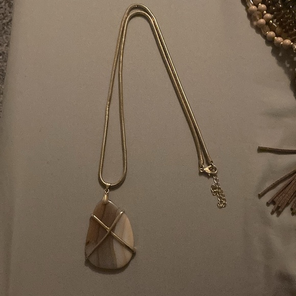 women’s statement necklace large stone on gold colored chain - Picture 4 of 6